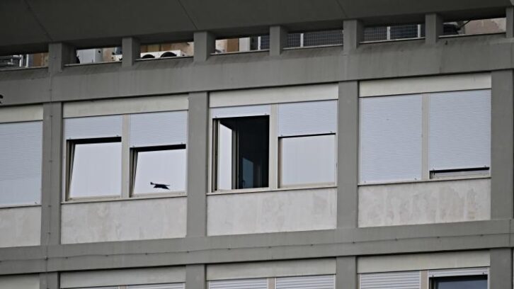 Image à la une de Le pape François répond bien aux soins et sa santé s’améliore “légèrement”