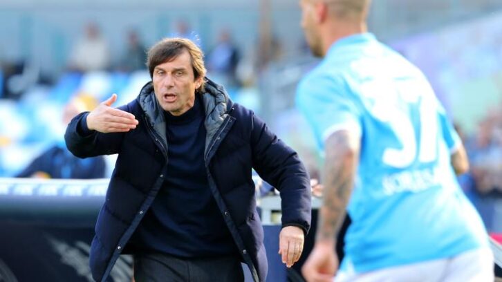 Image à la une de Italie: Naples reste dans le coup, la Juventus tombe de haut