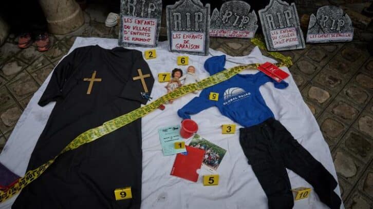 Image à la une de “Combien de Bétharram?” Cercueils et scène de crime devant le ministère de l’Education