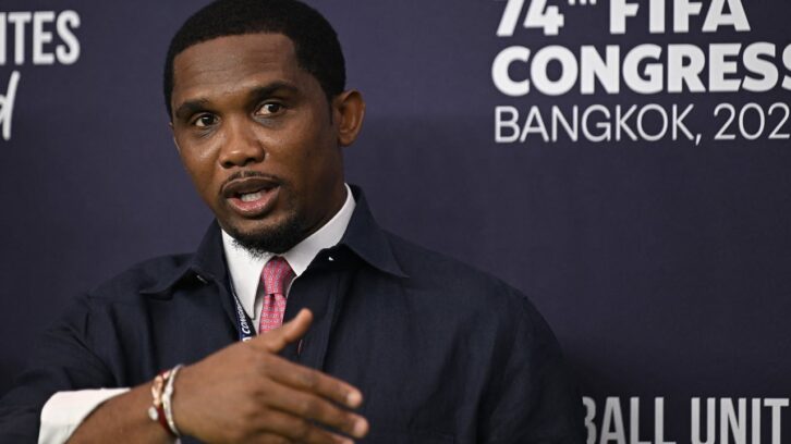 Image à la une de Samuel Eto’o et les sélectionneurs : au Cameroun, polémiques et dettes en série