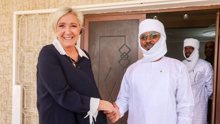 Image à la une de Marine Le Pen « satisfaite » et en campagne au Tchad : sa visite côté coulisses