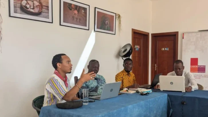 Image à la une de ART VISUEL – Elie Ramanankavana partage ses expériences en atelier d’écriture critique à Cotonou