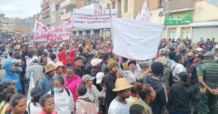 Image à la une de Assainissement : les marchands des rues protestent contre leur déplacement vers d’autres sites