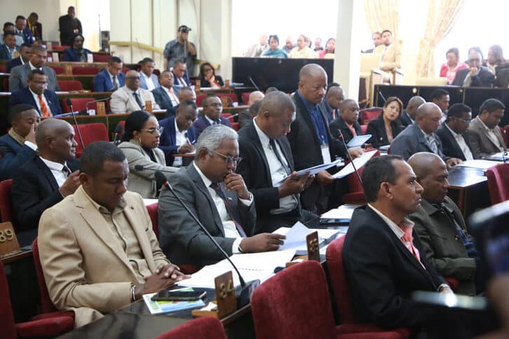 Image à la une de APRÈS LE SOMMET DE LA COI  –  Le Parlement attendu sur la ratification des engagements pris