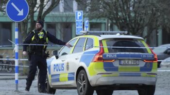 Image à la une de Trois personnes tuées dans une fusillade en Suède, au moins un suspect en fuite
