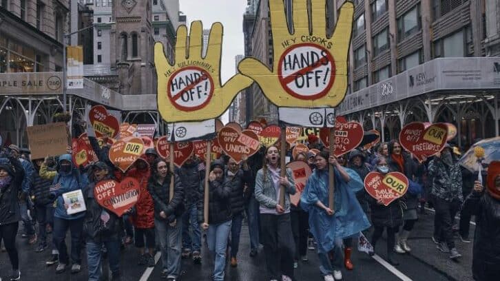 Image à la une de Des milliers d’Américains manifestent contre l’”accaparement du pouvoir” par Trump