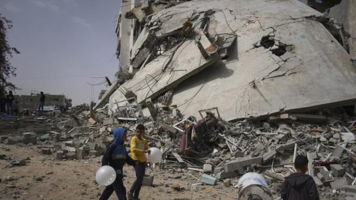 Image à la une de 44 morts à Gaza, Netanyahu en visite aux États-Unis, Macron en Égypte