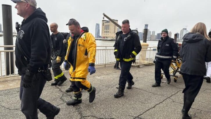 Image à la une de New York : un hélicoptère s’écrase dans le fleuve Hudson, près de Manhattan