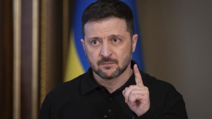 Image à la une de Zelensky accuse la Russie de violer le cessez-le-feu pour Pâques en Ukraine