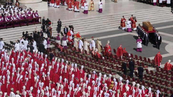 Image à la une de Début des funérailles du pape François, près de 200 000 personnes présentes