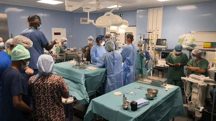 Image à la une de CHIRURGIE À CŒUR OUVERT – Six enfants opérés avec succès
