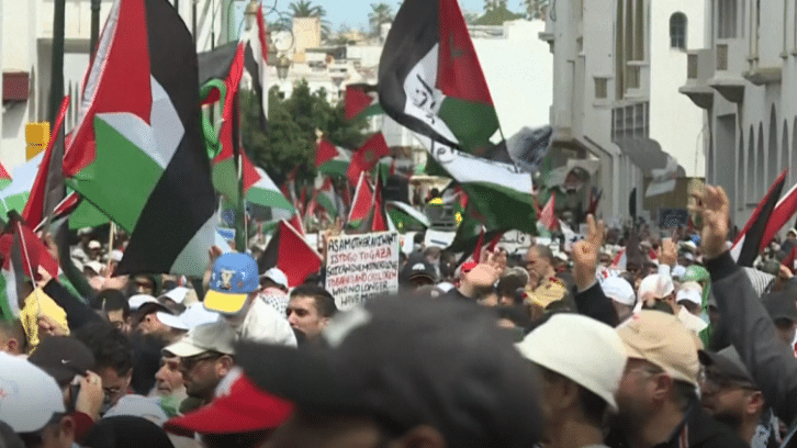 Image à la une de Maroc : à Rabat, des milliers de manifestants pour dénoncer le “massacre et le déplacement” des Palestiniens