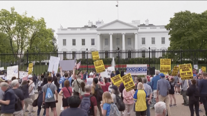 Image à la une de États-Unis : deuxième samedi de mobilisation contre Trump, des milliers d’Américains dans la rue