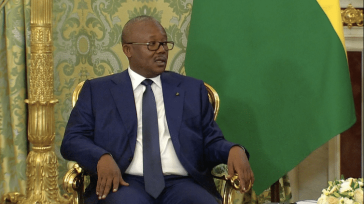Image à la une de Guinée-Bissau : des femmes en colère incendient un site de zircon exploité par des Chinois