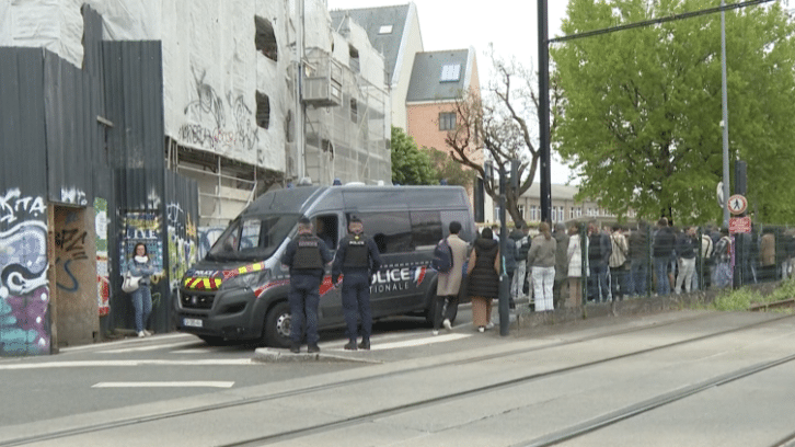 Image à la une de Une lycéenne tuée et trois blessés dans une attaque au couteau dans un lycée à Nantes