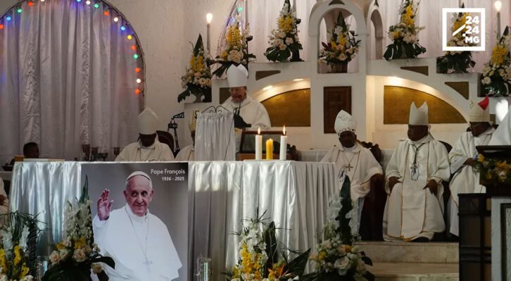 Image à la une de ÉGLISE CATHOLIQUE – Les fidèles malgaches rendent hommage au Pape François