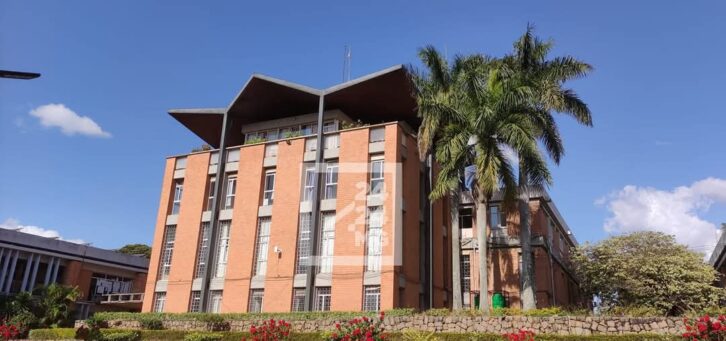 Image à la une de ART ORATOIRE – L’Université d’Antananarivo remporte son débat contre l’Université de Tours au Concours de débat de La Haye