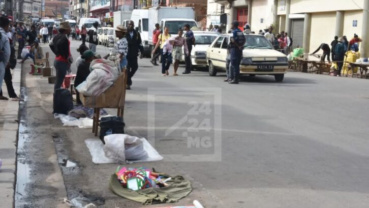 Image à la une de ANTANANARIVO- Une bande de chaussée de 1,8m de largeur octroyé aux marchands de rue d’Analakely par la CUA 