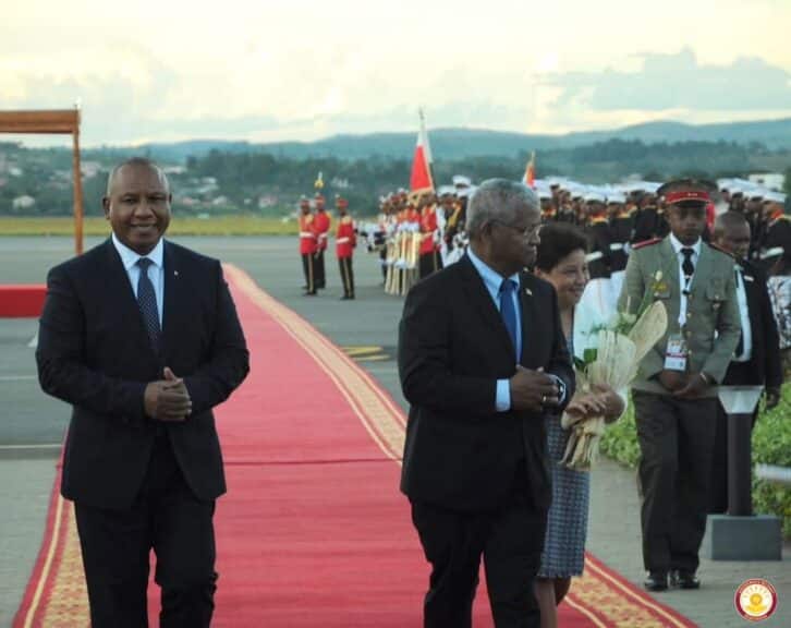 Image à la une de SOMMET DE LA COI – Le Premier ministre accueille le président seychellois Wavel Ramkalawan à l’aéroport d’Ivato