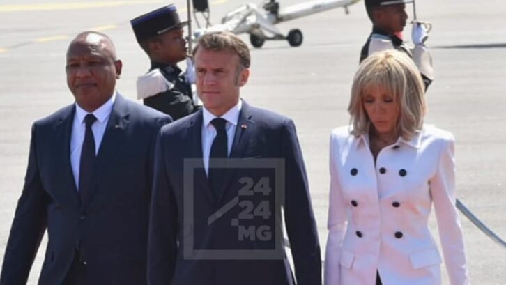 Image à la une de VISITE D’ETAT – Emmanuel Macron accueilli à l’aéroport d’Ivato par le Premier ministre Christian Ntsay