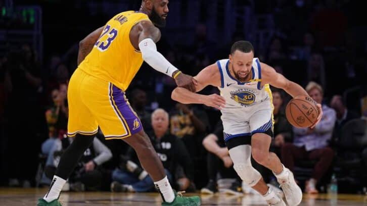 Image à la une de NBA: Steph Curry domine LeBron James dans le classique californien Warriors-Lakers