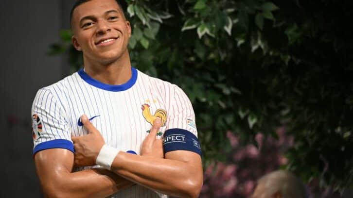 Image à la une de Kylian Mbappé fait son entrée chez Madame Tussauds à Londres