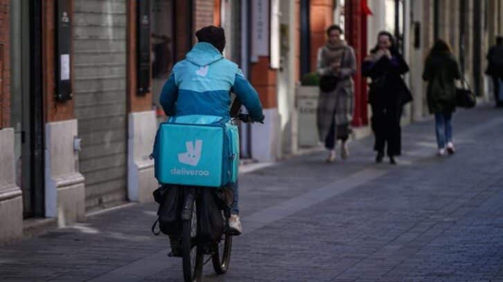 Image à la une de Les livreurs pédalent de plus en plus et gagnent de moins en moins