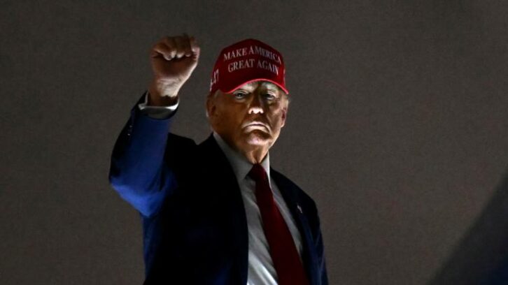 Image à la une de Trump seul maître à bord