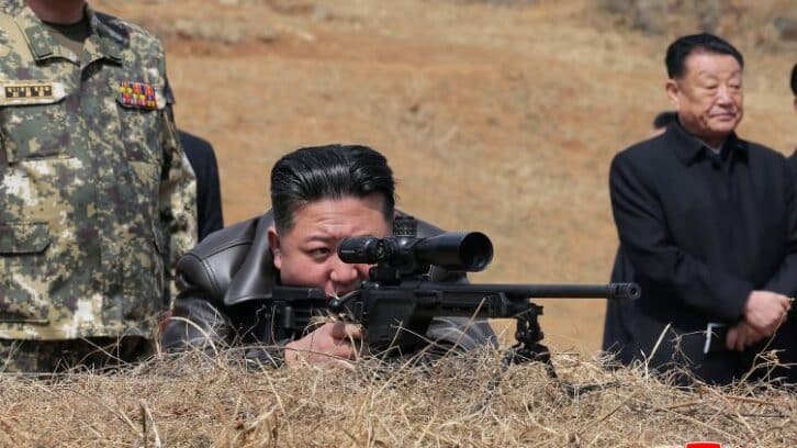 Image à la une de Kim Jong Un essaie un nouveau fusil de précision
