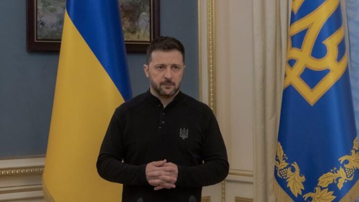 Image à la une de Frappe meurtrière en Ukraine : Zelensky dénonce une “faible” réaction américaine