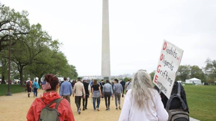 Image à la une de Manifestations à travers les Etats-Unis contre la politique de Trump et Musk