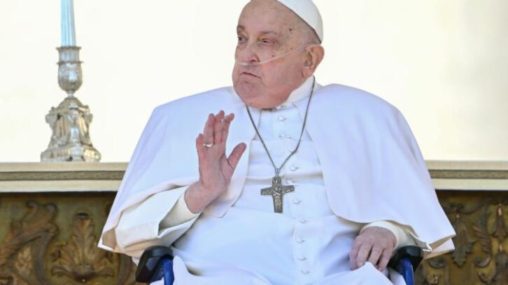 Image à la une de Le pape, convalescent, fait une apparition surprise place Saint-Pierre