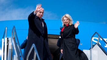 Image à la une de Netanyahu quitte la Hongrie pour se rendre à Washington
