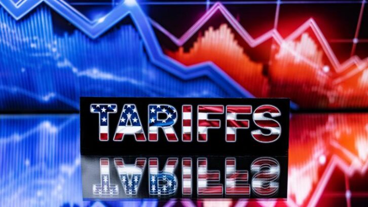 Image à la une de Trump inflexible sur les droits de douane, panique sur les marchés