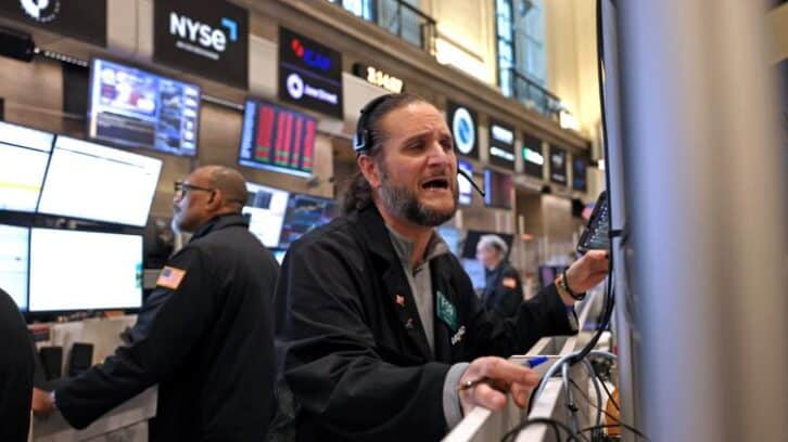 Image à la une de Panique boursière mondiale: chute limitée à Wall Street