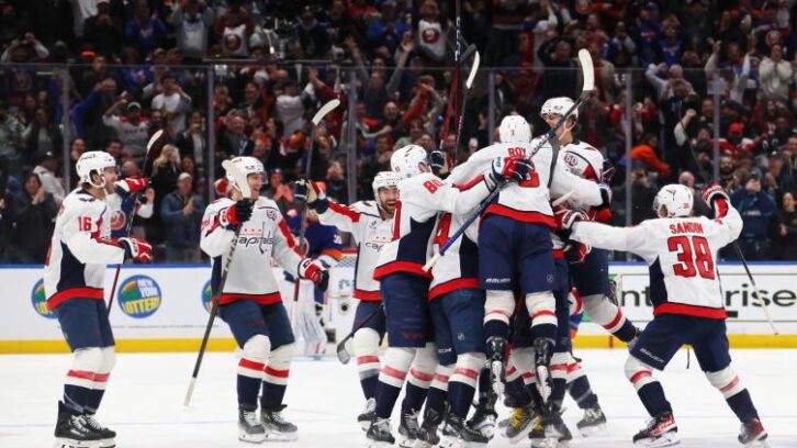 Image à la une de Bannis du sport mondial, des Russes applaudissent le record du hockeyeur Ovechkin