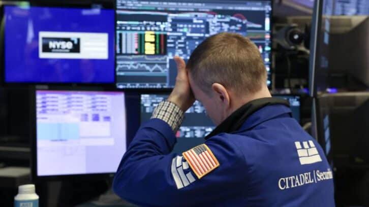 Image à la une de Wall Street limite ses pertes, la nervosité règne