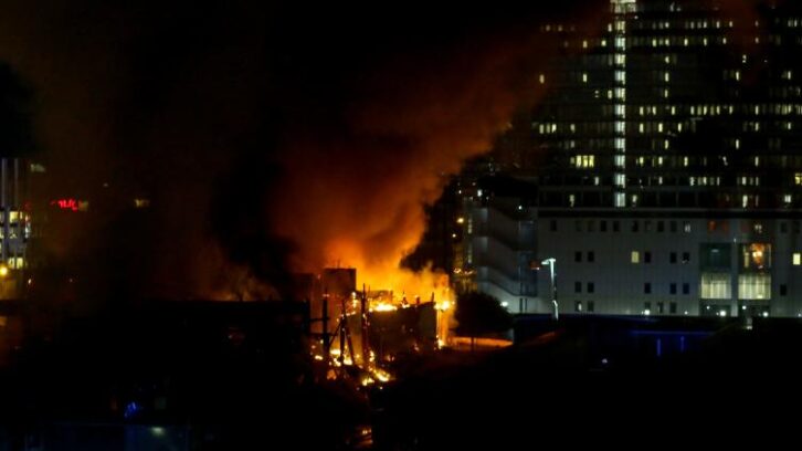 Image à la une de Le spectaculaire incendie d’un centre de déchets dans le nord de Paris circonscrit