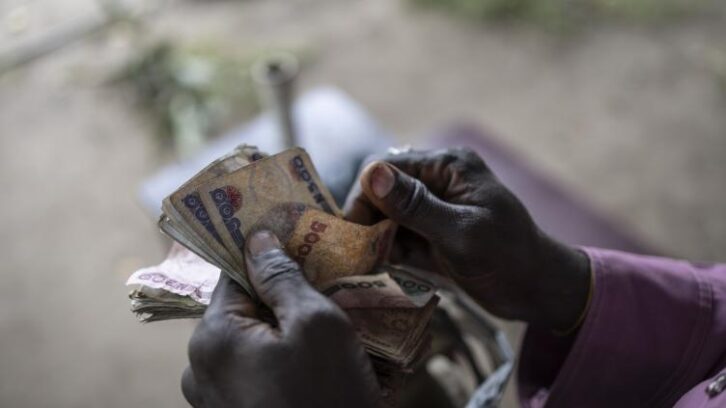 Image à la une de Nigeria: une célébrité incarcérée pour avoir lancé des billets de banque pendant son mariage
