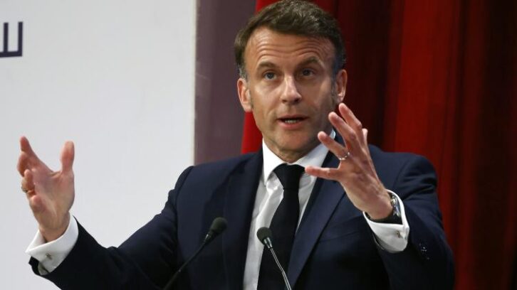 Image à la une de Macron à al-Arich, “avant-poste” égyptien pour l’aide à Gaza bloquée par Israël