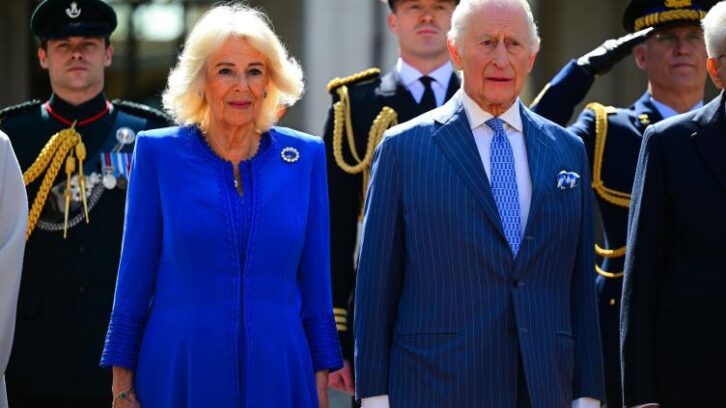 Image à la une de Charles III et Camilla reçus en grande pompe par le président italien