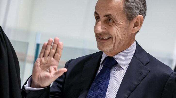 Image à la une de Au dernier jour du procès libyen, la défense de Sarkozy fustige les “reculades” et “failles béantes” de l’accusation