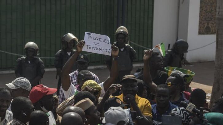 Image à la une de Mali: rassemblement de protestation devant l’ambassade d’Algérie à Bamako