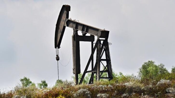 Image à la une de Le pétrole américain clôture sous 60 dollars le baril, une première depuis avril 2021