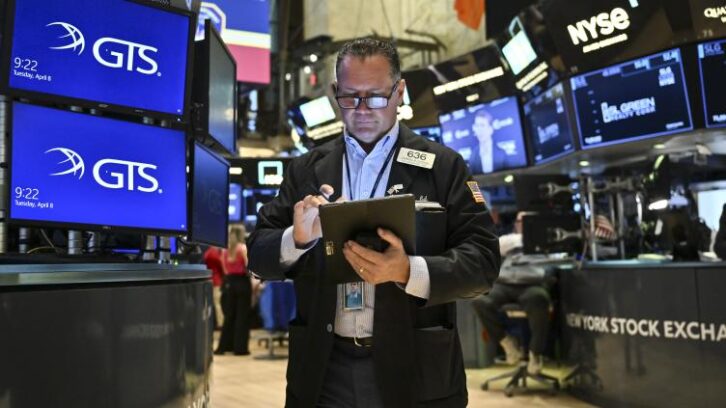 Image à la une de Wall Street bascule dans le rouge à une heure de la clôture