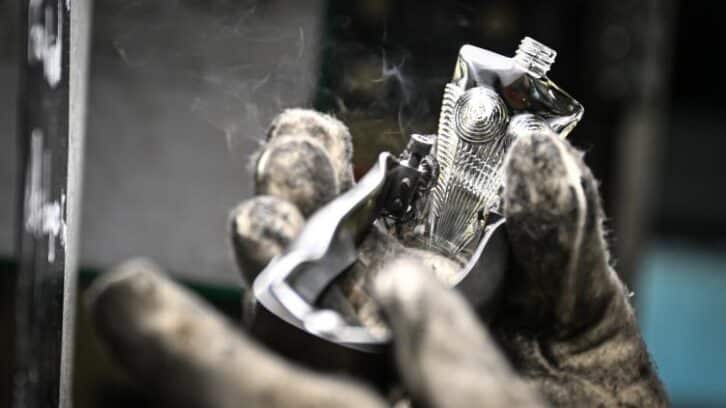 Image à la une de Dans la vallée du verre, le flacon de parfum se verdit grâce à l’électricité
