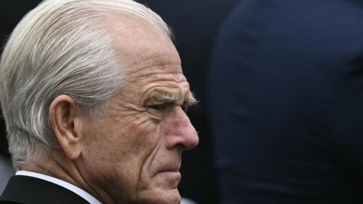 Image à la une de Peter Navarro, “Mr. Droits de douane” de Trump vilipendé par Musk