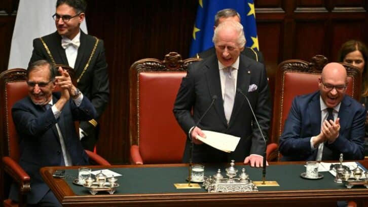 Image à la une de Charles III héraut de la paix en Italie pour ses 20 ans de mariage