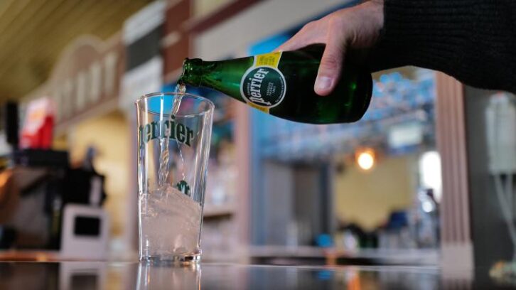 Image à la une de Perrier: l’appellation “eau minérale naturelle” en jeu après l’avis “défavorable” d’experts