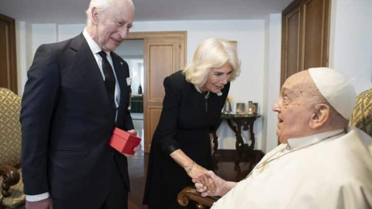 Image à la une de Le Vatican publie une photo du pape recevant Charles et Camilla